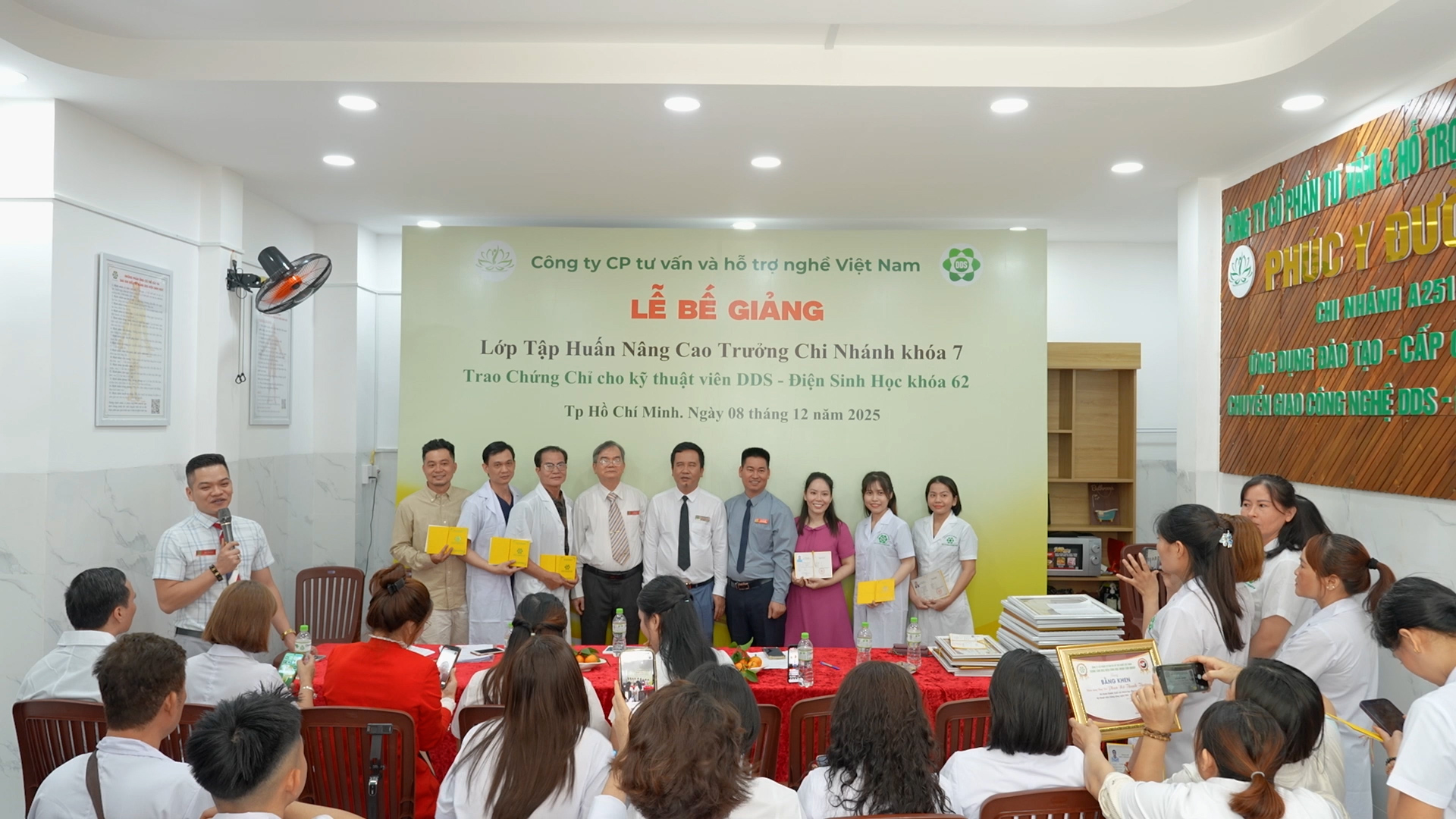 Video Lễ bế giảng lớp đào tạo kỹ thuận viên dds khóa 62 tại Q6 Hồ Chí Minh