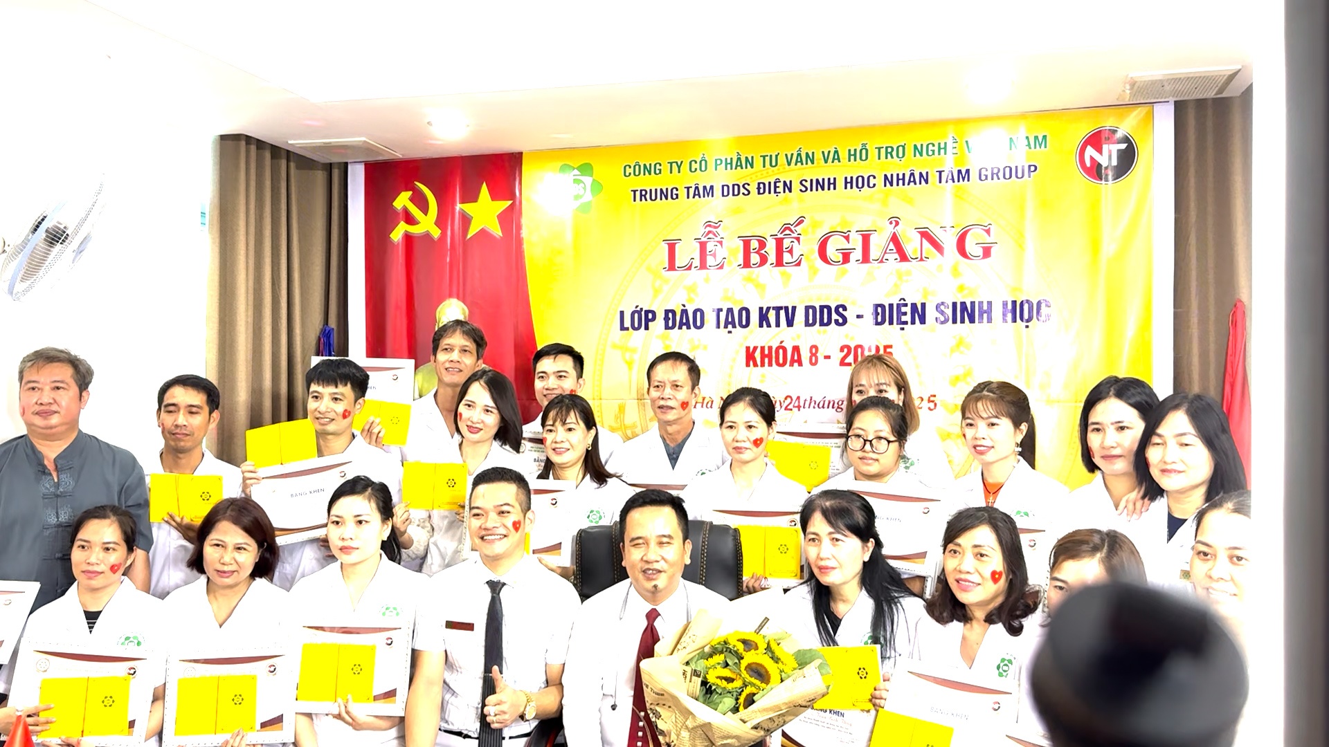 Video Trung tâm DDS - Điện sinh học Nhân Tâm Group trao chứng chỉ hành nghề cho học viên